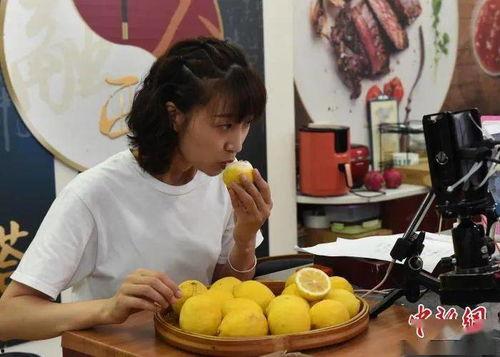 广西柳州精神小妹吃瓜,揭秘网络热点的幕后故事